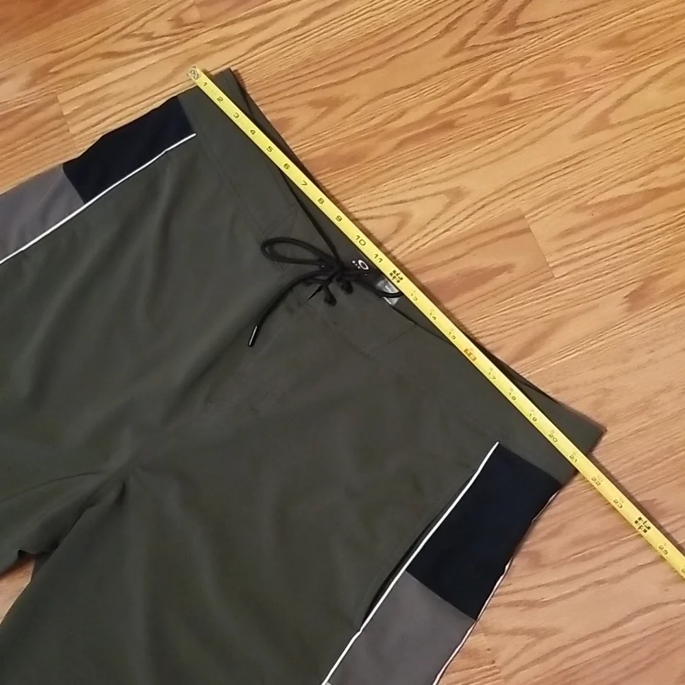 Oakley‎ broadshorts size 40